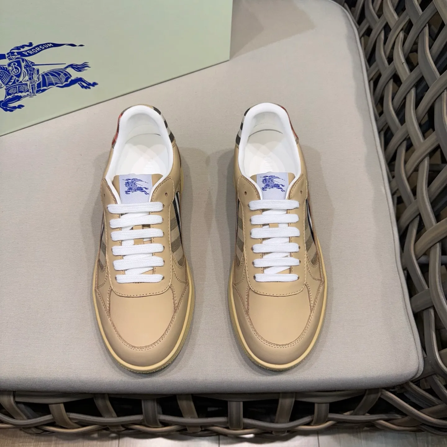 [Burberry] Top P: 680💰Size: 38-44 (45.46 custom-made) Burberry official website synchronized men's classic low-top sneakers | Made of original first-layer cowhide | Decorated with renewed brand logo | First-layer cowhide lining | Heel decorated with Burberry letter embossed logo | Original TPU outsole.